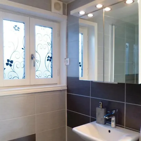 Two-bedroom Holiday In Moulines * Moulines (Manche)